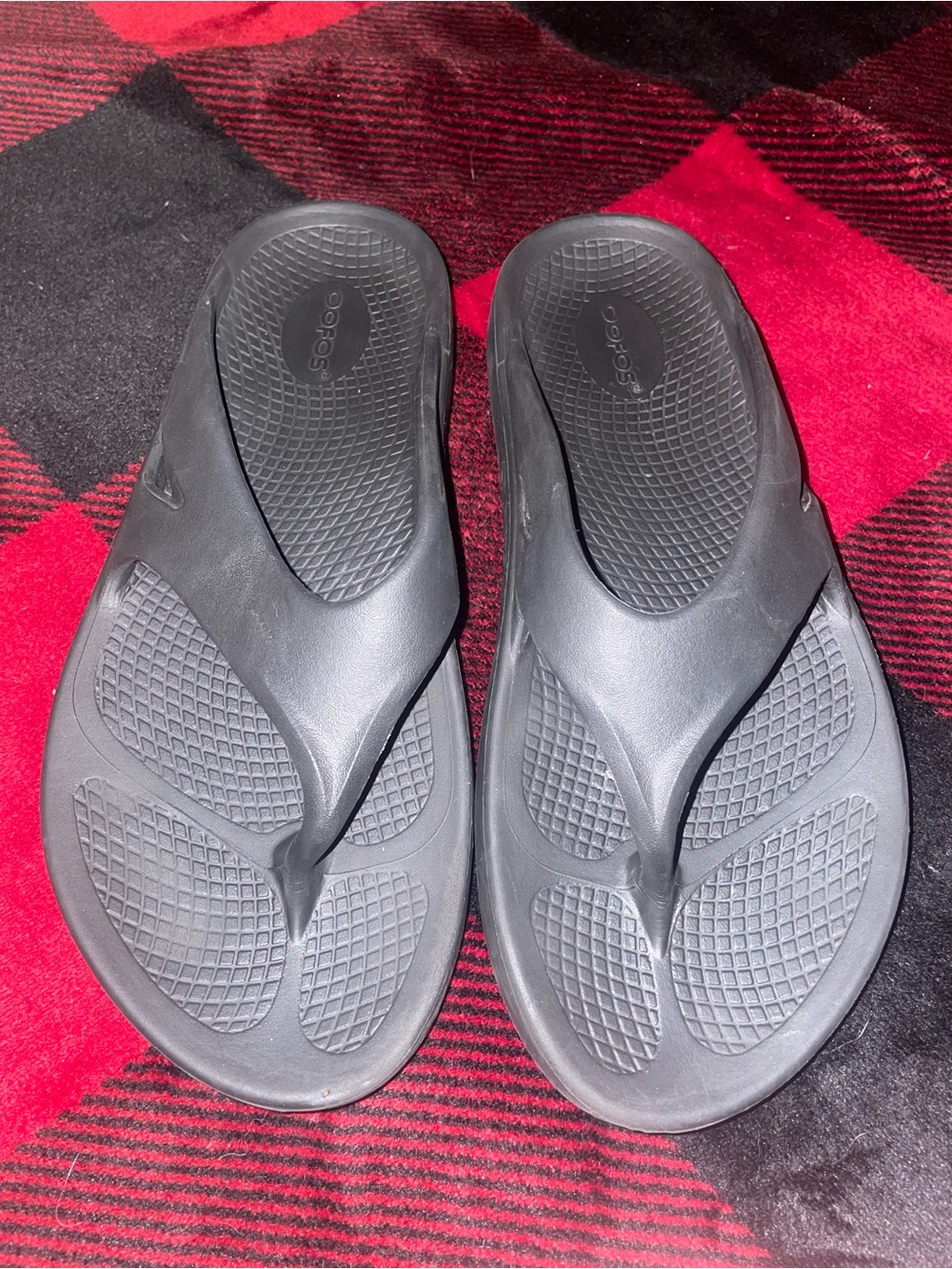 OOFOS Men’s Black Recovery Thong Sandals